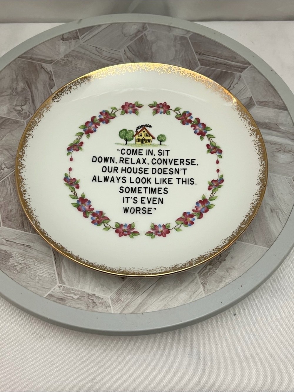 Vintage Funny Quote Plate Come In Sit Down Relax Wall Decor Gold Trim 10 Inch